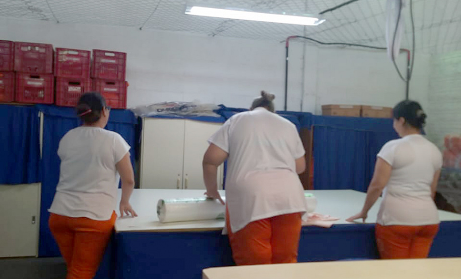 Presas da Penitenciária Feminina de Foz do Iguaçu - Unidade de Progressão (PFF-UP) receberam mais de 900m de tecidos para a confecção de 500 lençóis e toalhas de banho a serem usadas pelas detentas da própria unidade