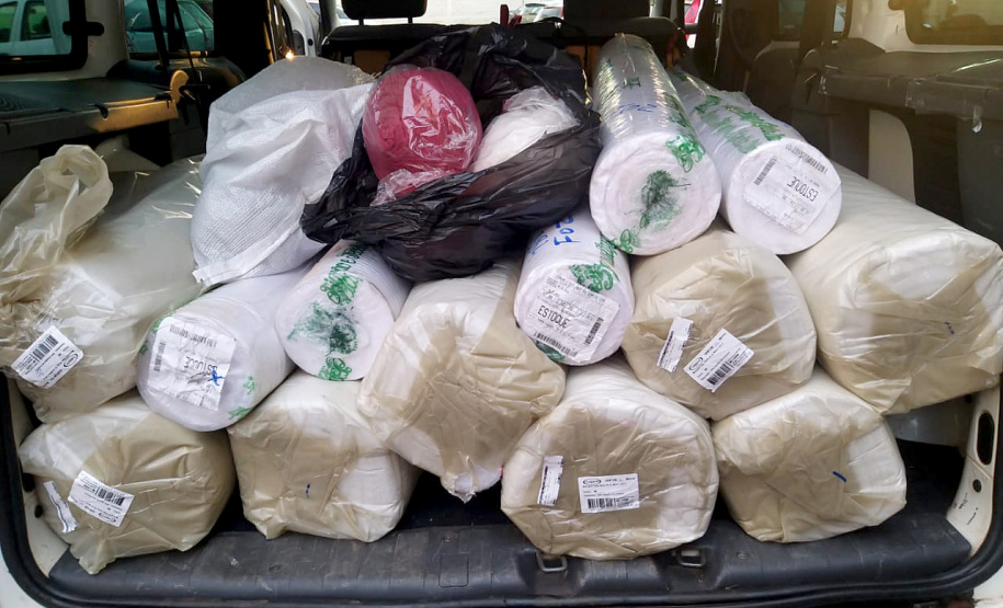 Presas da Penitenciária Feminina de Foz do Iguaçu - Unidade de Progressão (PFF-UP) receberam mais de 900m de tecidos para a confecção de 500 lençóis e toalhas de banho a serem usadas pelas detentas da própria unidade