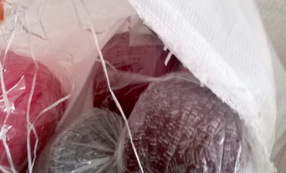 Presas da Penitenciária Feminina de Foz do Iguaçu - Unidade de Progressão (PFF-UP) receberam mais de 900m de tecidos para a confecção de 500 lençóis e toalhas de banho a serem usadas pelas detentas da própria unidade