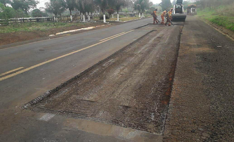 A PR-463, no trecho entre Uniflor, no Norte Central, e Paranacity, na região Noroeste, está recebendo remendos superficiais. Eles incluem a fresagem, que é a retirada da camada superior do pavimento, seguida pela aplicação de Concreto Betuminoso Usinado a Quente (CBUQ) e a compactação deste material. Foto: Divulgação/DER