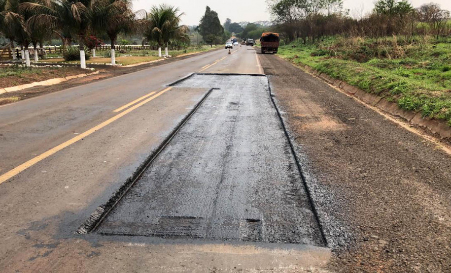A PR-463, no trecho entre Uniflor, no Norte Central, e Paranacity, na região Noroeste, está recebendo remendos superficiais. Eles incluem a fresagem, que é a retirada da camada superior do pavimento, seguida pela aplicação de Concreto Betuminoso Usinado a Quente (CBUQ) e a compactação deste material. Foto: Divulgação/DER