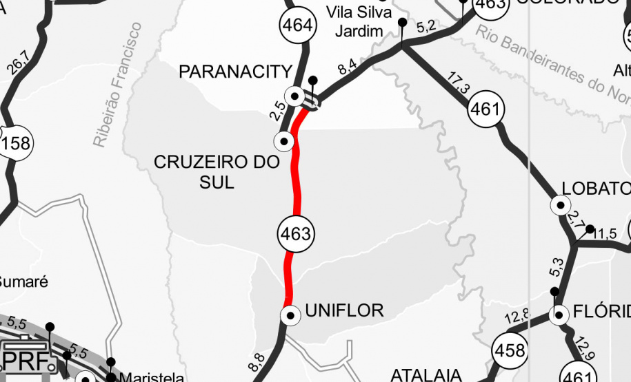 A PR-463, no trecho entre Uniflor, no Norte Central, e Paranacity, na região Noroeste, está recebendo remendos superficiais. Eles incluem a fresagem, que é a retirada da camada superior do pavimento, seguida pela aplicação de Concreto Betuminoso Usinado a Quente (CBUQ) e a compactação deste material. Foto: Divulgação/DER