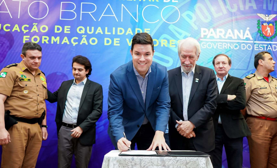 O Governo do Paraná deu início nesta quarta-feira (25) ao processo de implantação do Colégio da Polícia Militar de Pato Branco, que vai ocupar a estrutura do atual Colégio Estadual La Salle