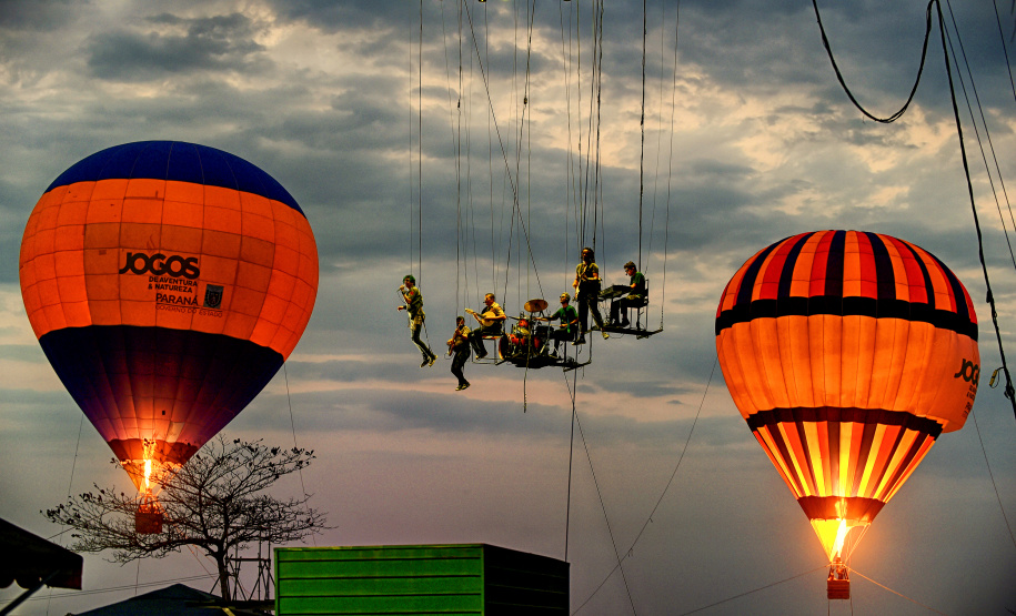 Os Jogos de Aventura e Natureza – Etapa Lindeiros vão colorir o céu de Foz do Iguaçu neste sábado (28). A programação de abertura da competição terá início às 16 horas, no Gramadão da Vila A, com o show de Sandami e A Banda que Voa, em espetáculo que mistura música e circo a 40 metros de altura. Também haverá outras atividades, como balonismo e parede de escalada, tudo gratuito e aberto ao público.Foto: Denis Ferreira Netto/SEDEST