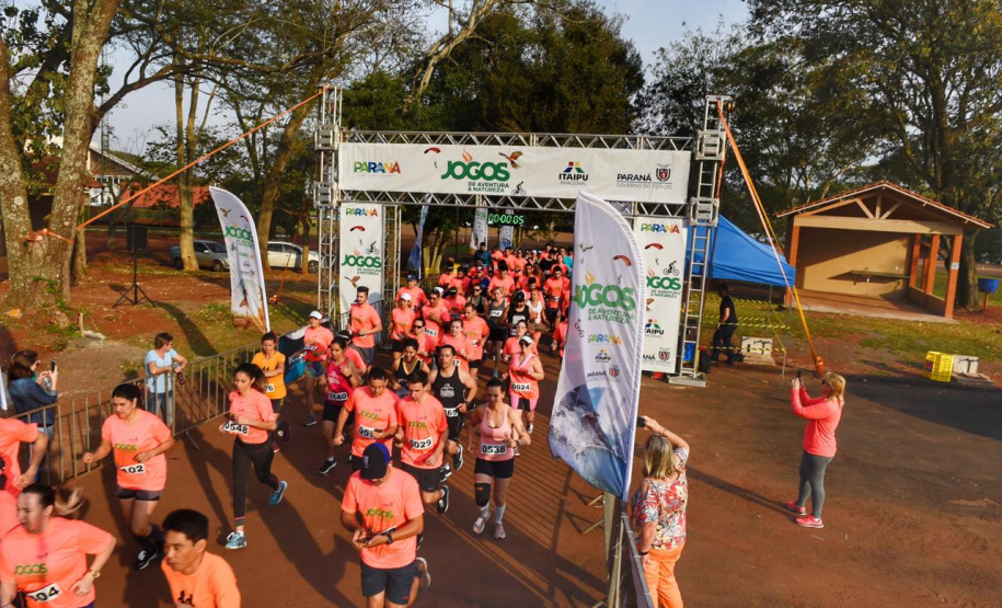 Os Jogos de Aventura e Natureza – Etapa Lindeiros vão colorir o céu de Foz do Iguaçu neste sábado (28). A programação de abertura da competição terá início às 16 horas, no Gramadão da Vila A, com o show de Sandami e A Banda que Voa, em espetáculo que mistura música e circo a 40 metros de altura. Também haverá outras atividades, como balonismo e parede de escalada, tudo gratuito e aberto ao público.Foto: Denis Ferreira Netto/SEDEST