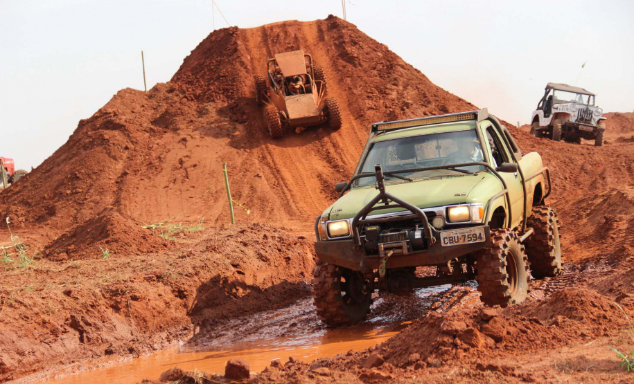 Os Jogos de Aventura e Natureza – Etapa Lindeiros vão colorir o céu de Foz do Iguaçu neste sábado (28). A programação de abertura da competição terá início às 16 horas, no Gramadão da Vila A, com o show de Sandami e A Banda que Voa, em espetáculo que mistura música e circo a 40 metros de altura. Também haverá outras atividades, como balonismo e parede de escalada, tudo gratuito e aberto ao público.Foto: Denis Ferreira Netto/SEDEST