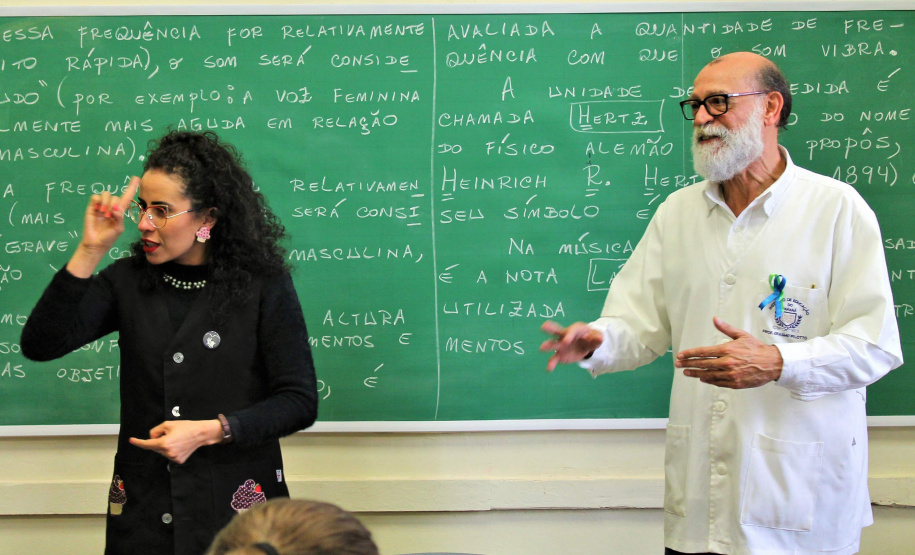 Com o objetivo de integrar ainda mais os deficientes auditivos à sociedade, 26 de setembro foi instituído por lei o Dia Nacional dos Surdos. No Paraná, o Governo do Estado garante a inclusão dos jovens surdos nas instituições de ensino estaduais, fazendo com que esses alunos tenham acesso a um processo de ensino e aprendizagem de qualidade.