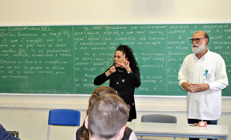 Com o objetivo de integrar ainda mais os deficientes auditivos à sociedade, 26 de setembro foi instituído por lei o Dia Nacional dos Surdos. No Paraná, o Governo do Estado garante a inclusão dos jovens surdos nas instituições de ensino estaduais, fazendo com que esses alunos tenham acesso a um processo de ensino e aprendizagem de qualidade.