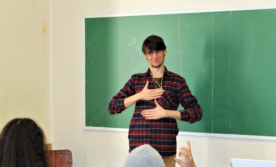 Com o objetivo de integrar ainda mais os deficientes auditivos à sociedade, 26 de setembro foi instituído por lei o Dia Nacional dos Surdos. No Paraná, o Governo do Estado garante a inclusão dos jovens surdos nas instituições de ensino estaduais, fazendo com que esses alunos tenham acesso a um processo de ensino e aprendizagem de qualidade.