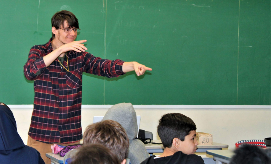 Com o objetivo de integrar ainda mais os deficientes auditivos à sociedade, 26 de setembro foi instituído por lei o Dia Nacional dos Surdos. No Paraná, o Governo do Estado garante a inclusão dos jovens surdos nas instituições de ensino estaduais, fazendo com que esses alunos tenham acesso a um processo de ensino e aprendizagem de qualidade.