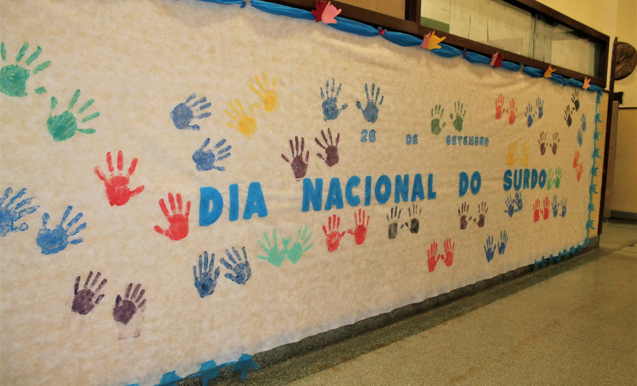 Com o objetivo de integrar ainda mais os deficientes auditivos à sociedade, 26 de setembro foi instituído por lei o Dia Nacional dos Surdos. No Paraná, o Governo do Estado garante a inclusão dos jovens surdos nas instituições de ensino estaduais, fazendo com que esses alunos tenham acesso a um processo de ensino e aprendizagem de qualidade.