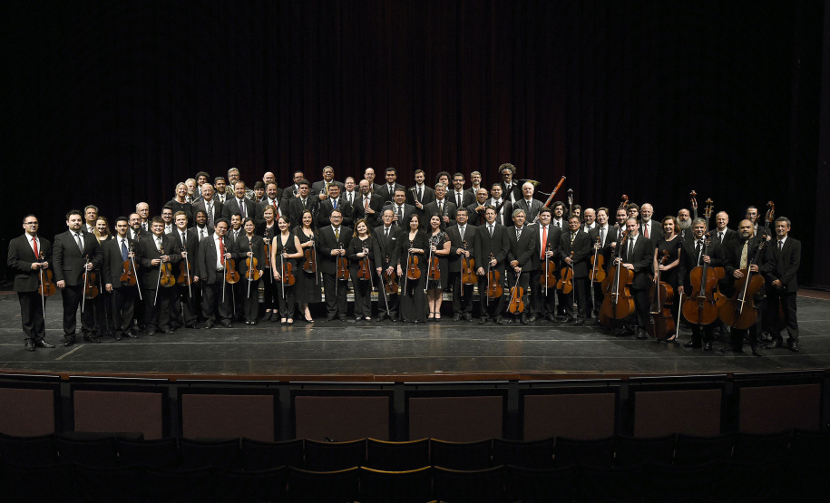 A Orquestra Sinfônica do Paraná (OSP) abre novas vagas para músicos dos instrumentos violino, viola, violoncelo, flauta, clarineta, fagote, oboé e trombone. As inscrições já estão abertas e vão até o dia 14 de outubro. As provas serão no período de 04 a 17 de novembro no Teatro Guaíra, em Curitiba. Os novos músicos serão contratados pelo Serviço Social Autônomo PalcoParaná. O edital está disponível no site: http://palcoparana.org Foto: Kraw Penas/SEEC