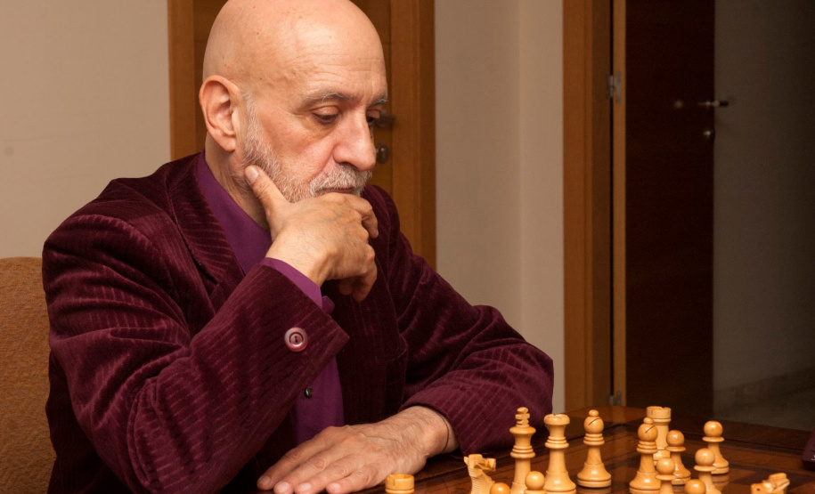 A Biblioteca Pública do Paraná recebe a partir do dia 26 de setembro, às 16h, a mostra Poema-edifício, do artista espanhol Eduardo Scala. São composições arquitetônicas e espaciais mescladas com poemas visuais e distribuídas por diversos ambientes do prédio da BPP. A mostra faz parte da programação da 14ª Bienal de Curitiba — que acontece até março de 2020 em museus e centros culturais de Curitiba e do interior do estado, além de Florianópolis e Brasília. Foto: Divulgação/BPP