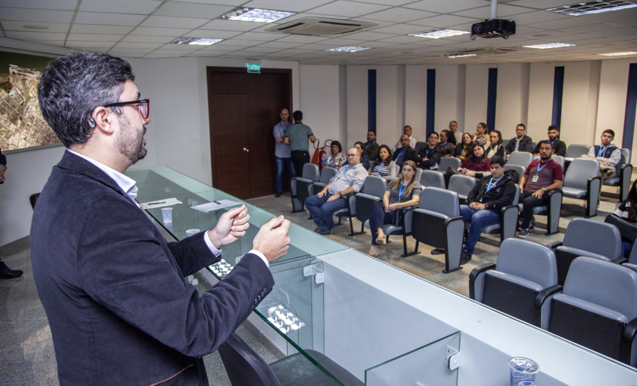 A empresa pública Portos do Paraná finalizou, esta semana, a integração de 28 novos empregados públicos habilitados nos concursos de 2016 e 2017. Todos eles receberam orientações sobre a história dos portos de Paranaguá e Antonina, perímetro do porto organizado, movimentações de cargas, operações, rotinas, situação jurídica da empresa, segurança no trabalho e preservação do meio ambiente, atribuições das diversas áreas.