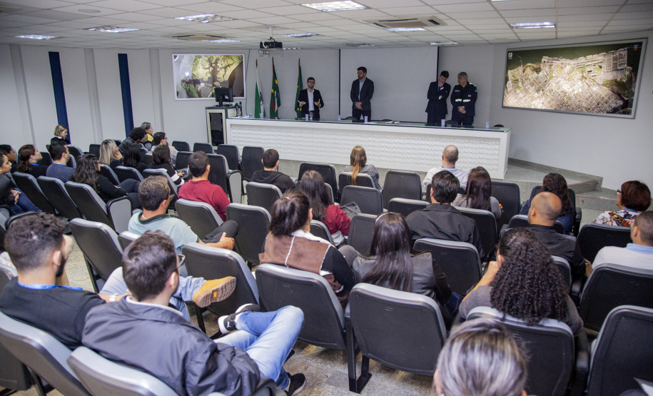 A empresa pública Portos do Paraná finalizou, esta semana, a integração de 28 novos empregados públicos habilitados nos concursos de 2016 e 2017. Todos eles receberam orientações sobre a história dos portos de Paranaguá e Antonina, perímetro do porto organizado, movimentações de cargas, operações, rotinas, situação jurídica da empresa, segurança no trabalho e preservação do meio ambiente, atribuições das diversas áreas.