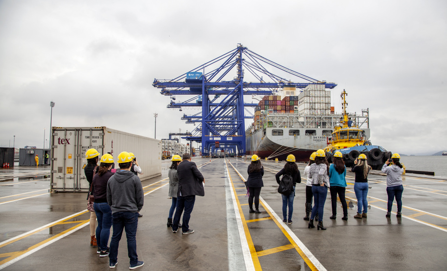 A empresa pública Portos do Paraná finalizou, esta semana, a integração de 28 novos empregados públicos habilitados nos concursos de 2016 e 2017. Todos eles receberam orientações sobre a história dos portos de Paranaguá e Antonina, perímetro do porto organizado, movimentações de cargas, operações, rotinas, situação jurídica da empresa, segurança no trabalho e preservação do meio ambiente, atribuições das diversas áreas.