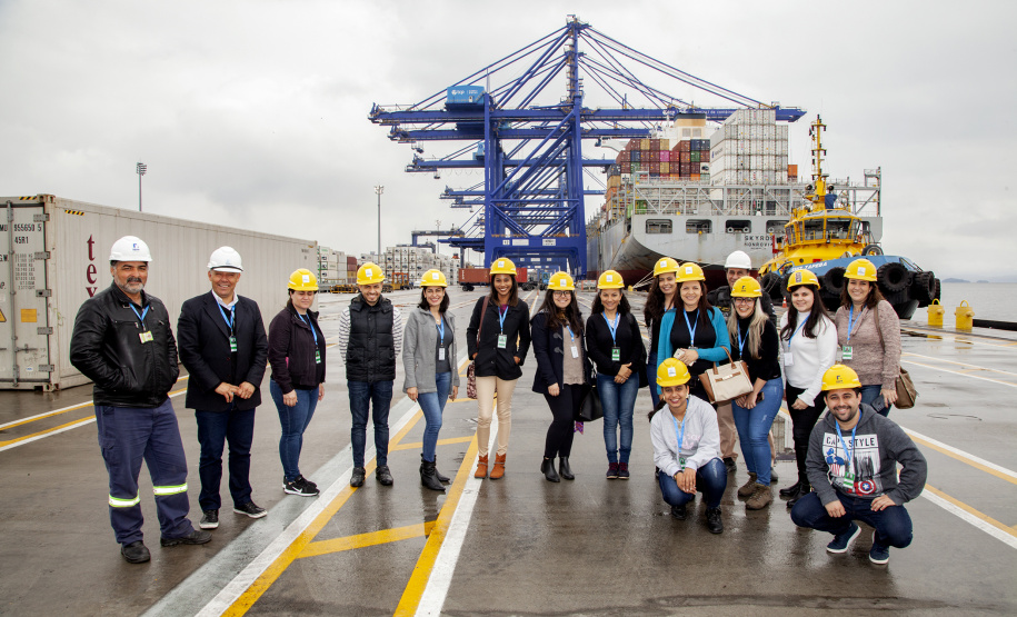 A empresa pública Portos do Paraná finalizou, esta semana, a integração de 28 novos empregados públicos habilitados nos concursos de 2016 e 2017. Todos eles receberam orientações sobre a história dos portos de Paranaguá e Antonina, perímetro do porto organizado, movimentações de cargas, operações, rotinas, situação jurídica da empresa, segurança no trabalho e preservação do meio ambiente, atribuições das diversas áreas.