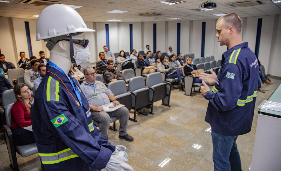 A empresa pública Portos do Paraná finalizou, esta semana, a integração de 28 novos empregados públicos habilitados nos concursos de 2016 e 2017. Todos eles receberam orientações sobre a história dos portos de Paranaguá e Antonina, perímetro do porto organizado, movimentações de cargas, operações, rotinas, situação jurídica da empresa, segurança no trabalho e preservação do meio ambiente, atribuições das diversas áreas.