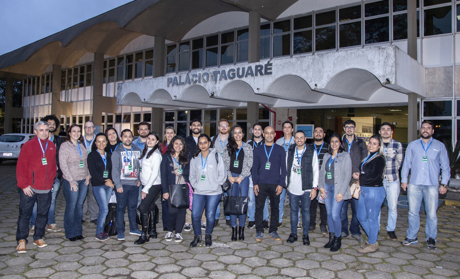 A empresa pública Portos do Paraná finalizou, esta semana, a integração de 28 novos empregados públicos habilitados nos concursos de 2016 e 2017. Todos eles receberam orientações sobre a história dos portos de Paranaguá e Antonina, perímetro do porto organizado, movimentações de cargas, operações, rotinas, situação jurídica da empresa, segurança no trabalho e preservação do meio ambiente, atribuições das diversas áreas.