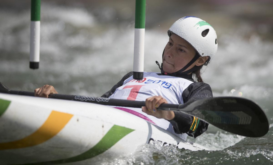 Ana Sátila, uma das principais atletas da canoagem slalom do mundo, garantiu nesta quinta-feira (26) a vaga brasileira para os Jogos Olímpicos Tóquio 2020. Ela é bolsista do Geração Olímpica, programa do Governo do Estado que concede bolsas a atletas, desde de sua base até o rendimento, e também a técnicos, com patrocínio da Copel. Hoje são 1252 bolsistas e a previsão é conceder cerca de 5 mil bolsas em quatro anos.Foto: Jonne Roriz/COB