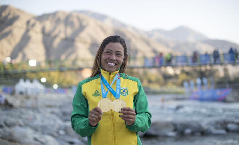 Ana Sátila, uma das principais atletas da canoagem slalom do mundo, garantiu nesta quinta-feira (26) a vaga brasileira para os Jogos Olímpicos Tóquio 2020. Ela é bolsista do Geração Olímpica, programa do Governo do Estado que concede bolsas a atletas, desde de sua base até o rendimento, e também a técnicos, com patrocínio da Copel. Hoje são 1252 bolsistas e a previsão é conceder cerca de 5 mil bolsas em quatro anos.Foto: Jonne Roriz/COB