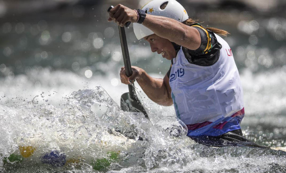 Ana Sátila, uma das principais atletas da canoagem slalom do mundo, garantiu nesta quinta-feira (26) a vaga brasileira para os Jogos Olímpicos Tóquio 2020. Ela é bolsista do Geração Olímpica, programa do Governo do Estado que concede bolsas a atletas, desde de sua base até o rendimento, e também a técnicos, com patrocínio da Copel. Hoje são 1252 bolsistas e a previsão é conceder cerca de 5 mil bolsas em quatro anos.Foto: Jonne Roriz/COB