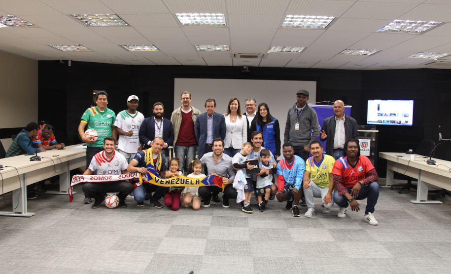 A etapa paranaense da Copa do Mundo dos Refugiados e Migrantes 2019 foi lançada oficialmente nesta sexta-feira (27), no Palácio das Araucárias, em Curitiba. O evento é promovido pela ONG África do Coração, com apoio institucional do Governo do Paraná, por meio da Secretaria da Justiça, Família e Trabalho; da Agência da ONU para Refugiados (Acnur) e da Organização Internacional para as Migrações (OIM).  Foto: Divulgação/SEJUF