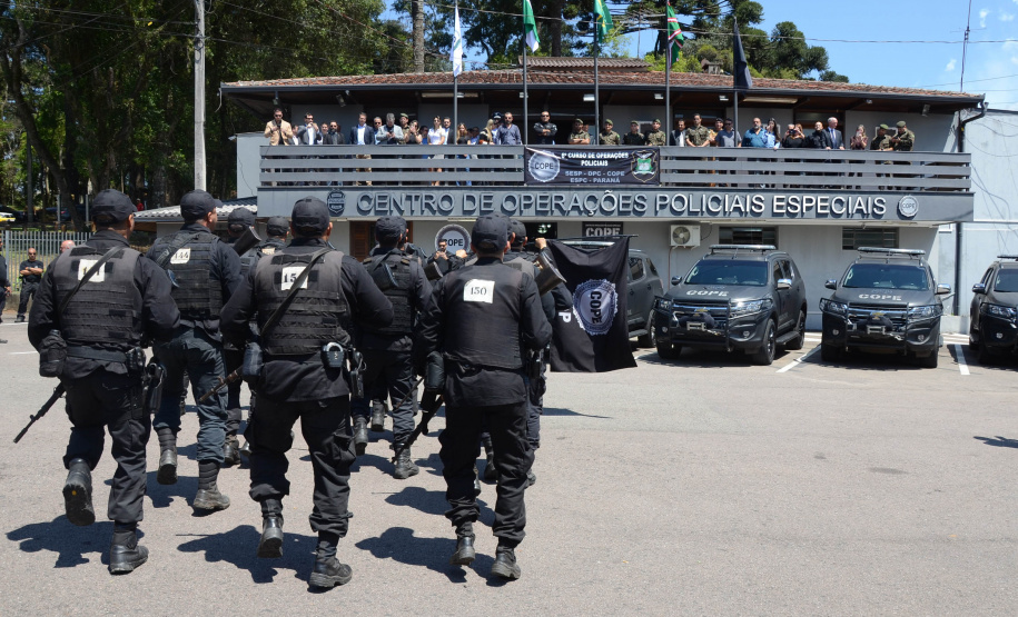 A Polícia Civil do Paraná promoveu uma solenidade de encerramento do 6º Curso de Operações Policiais, nesta sexta-feira (27), nas dependências do Centro de Operações Policiais Especiais. O curso destinado a agentes de segurança pública teve início no dia 2 de setembro com uma turma de 26 alunos. Apenas 15 chegaram ao fim e se formaram, entre eles duas mulheres. Foto: Divulgação/Polícia Civil