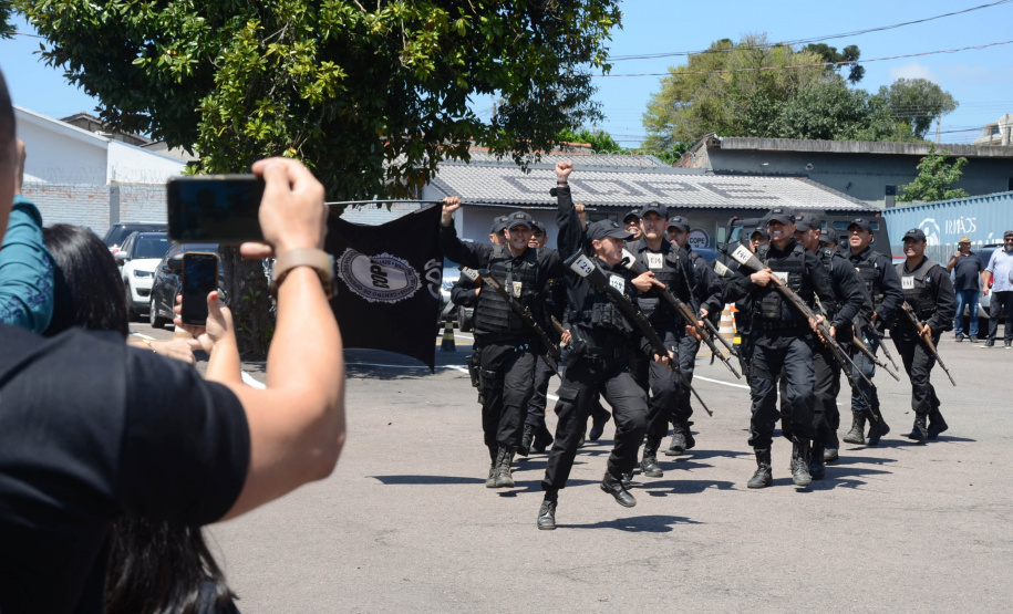 A Polícia Civil do Paraná promoveu uma solenidade de encerramento do 6º Curso de Operações Policiais, nesta sexta-feira (27), nas dependências do Centro de Operações Policiais Especiais. O curso destinado a agentes de segurança pública teve início no dia 2 de setembro com uma turma de 26 alunos. Apenas 15 chegaram ao fim e se formaram, entre eles duas mulheres. Foto: Divulgação/Polícia Civil