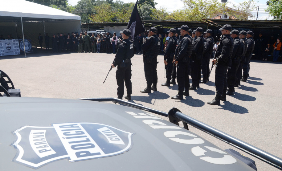 A Polícia Civil do Paraná promoveu uma solenidade de encerramento do 6º Curso de Operações Policiais, nesta sexta-feira (27), nas dependências do Centro de Operações Policiais Especiais. O curso destinado a agentes de segurança pública teve início no dia 2 de setembro com uma turma de 26 alunos. Apenas 15 chegaram ao fim e se formaram, entre eles duas mulheres. Foto: Divulgação/Polícia Civil