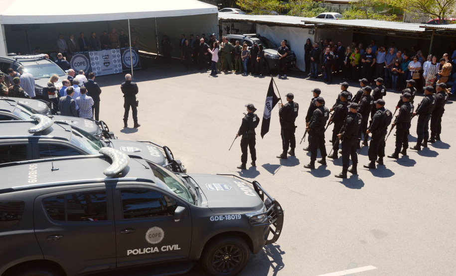 A Polícia Civil do Paraná promoveu uma solenidade de encerramento do 6º Curso de Operações Policiais, nesta sexta-feira (27), nas dependências do Centro de Operações Policiais Especiais. O curso destinado a agentes de segurança pública teve início no dia 2 de setembro com uma turma de 26 alunos. Apenas 15 chegaram ao fim e se formaram, entre eles duas mulheres. Foto: Divulgação/Polícia Civil