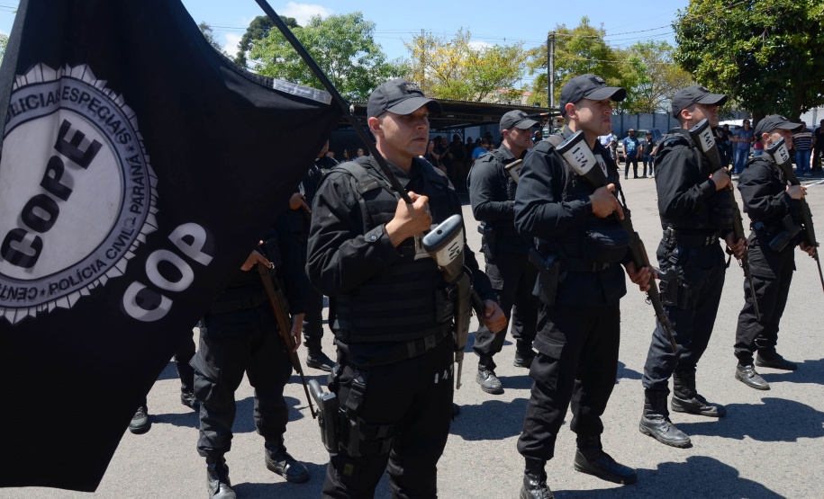 A Polícia Civil do Paraná promoveu uma solenidade de encerramento do 6º Curso de Operações Policiais, nesta sexta-feira (27), nas dependências do Centro de Operações Policiais Especiais. O curso destinado a agentes de segurança pública teve início no dia 2 de setembro com uma turma de 26 alunos. Apenas 15 chegaram ao fim e se formaram, entre eles duas mulheres. Foto: Divulgação/Polícia Civil