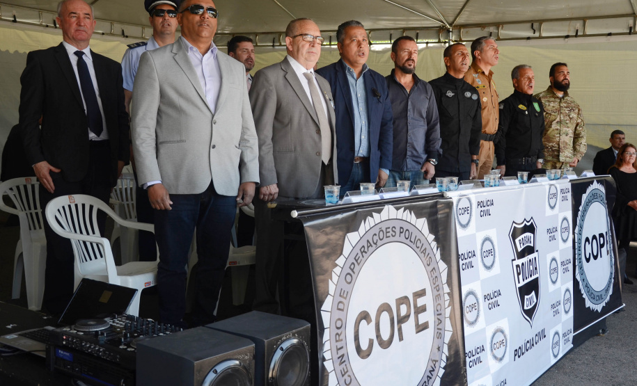 A Polícia Civil do Paraná promoveu uma solenidade de encerramento do 6º Curso de Operações Policiais, nesta sexta-feira (27), nas dependências do Centro de Operações Policiais Especiais. O curso destinado a agentes de segurança pública teve início no dia 2 de setembro com uma turma de 26 alunos. Apenas 15 chegaram ao fim e se formaram, entre eles duas mulheres. Foto: Divulgação/Polícia Civil
