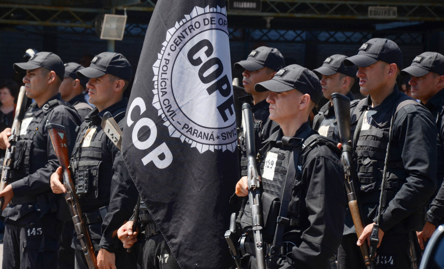 A Polícia Civil do Paraná promoveu uma solenidade de encerramento do 6º Curso de Operações Policiais, nesta sexta-feira (27), nas dependências do Centro de Operações Policiais Especiais. O curso destinado a agentes de segurança pública teve início no dia 2 de setembro com uma turma de 26 alunos. Apenas 15 chegaram ao fim e se formaram, entre eles duas mulheres. Foto: Divulgação/Polícia Civil