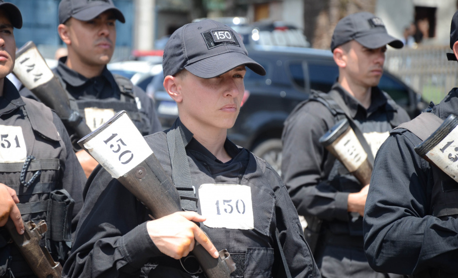 A Polícia Civil do Paraná promoveu uma solenidade de encerramento do 6º Curso de Operações Policiais, nesta sexta-feira (27), nas dependências do Centro de Operações Policiais Especiais. O curso destinado a agentes de segurança pública teve início no dia 2 de setembro com uma turma de 26 alunos. Apenas 15 chegaram ao fim e se formaram, entre eles duas mulheres. Foto: Divulgação/Polícia Civil