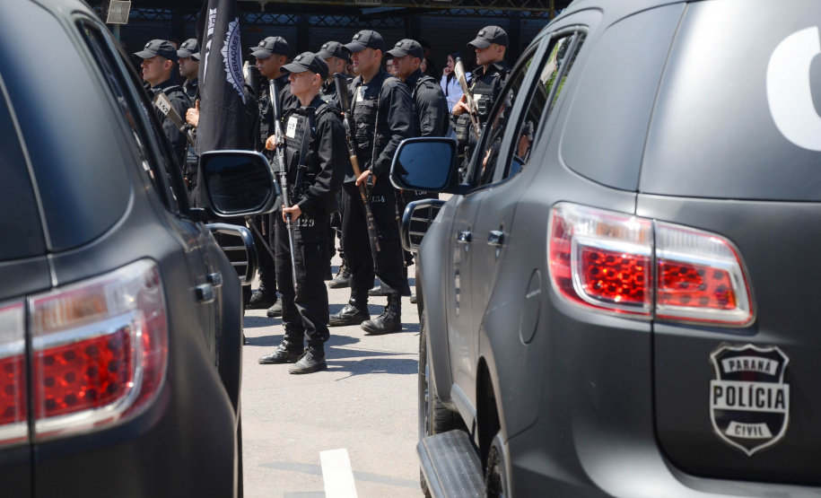 A Polícia Civil do Paraná promoveu uma solenidade de encerramento do 6º Curso de Operações Policiais, nesta sexta-feira (27), nas dependências do Centro de Operações Policiais Especiais. O curso destinado a agentes de segurança pública teve início no dia 2 de setembro com uma turma de 26 alunos. Apenas 15 chegaram ao fim e se formaram, entre eles duas mulheres. Foto: Divulgação/Polícia Civil