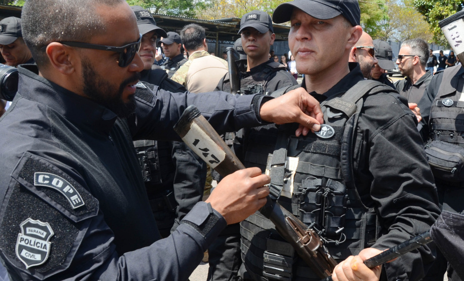 A Polícia Civil do Paraná promoveu uma solenidade de encerramento do 6º Curso de Operações Policiais, nesta sexta-feira (27), nas dependências do Centro de Operações Policiais Especiais. O curso destinado a agentes de segurança pública teve início no dia 2 de setembro com uma turma de 26 alunos. Apenas 15 chegaram ao fim e se formaram, entre eles duas mulheres. Foto: Divulgação/Polícia Civil
