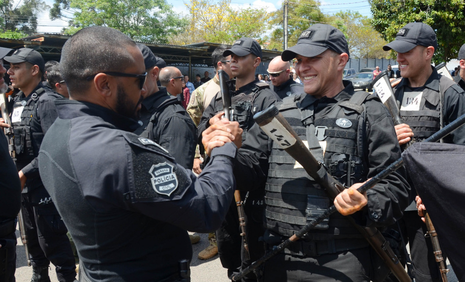 A Polícia Civil do Paraná promoveu uma solenidade de encerramento do 6º Curso de Operações Policiais, nesta sexta-feira (27), nas dependências do Centro de Operações Policiais Especiais. O curso destinado a agentes de segurança pública teve início no dia 2 de setembro com uma turma de 26 alunos. Apenas 15 chegaram ao fim e se formaram, entre eles duas mulheres. Foto: Divulgação/Polícia Civil