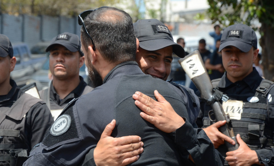 A Polícia Civil do Paraná promoveu uma solenidade de encerramento do 6º Curso de Operações Policiais, nesta sexta-feira (27), nas dependências do Centro de Operações Policiais Especiais. O curso destinado a agentes de segurança pública teve início no dia 2 de setembro com uma turma de 26 alunos. Apenas 15 chegaram ao fim e se formaram, entre eles duas mulheres. Foto: Divulgação/Polícia Civil