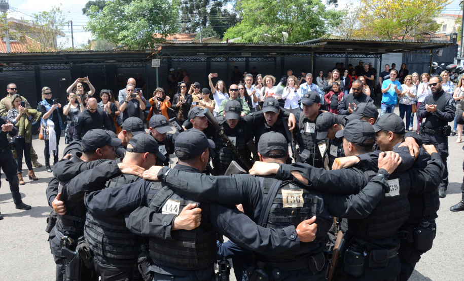 A Polícia Civil do Paraná promoveu uma solenidade de encerramento do 6º Curso de Operações Policiais, nesta sexta-feira (27), nas dependências do Centro de Operações Policiais Especiais. O curso destinado a agentes de segurança pública teve início no dia 2 de setembro com uma turma de 26 alunos. Apenas 15 chegaram ao fim e se formaram, entre eles duas mulheres. Foto: Divulgação/Polícia Civil
