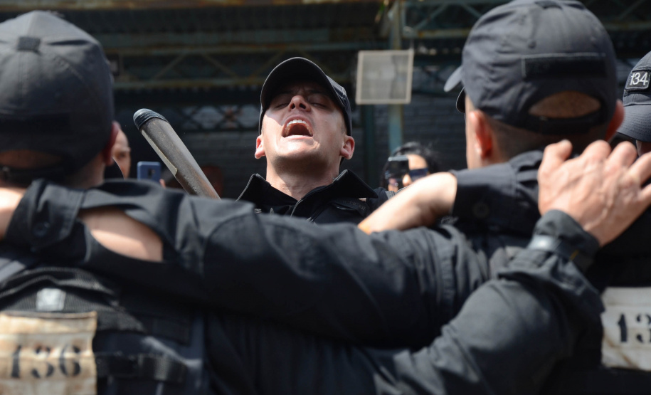 A Polícia Civil do Paraná promoveu uma solenidade de encerramento do 6º Curso de Operações Policiais, nesta sexta-feira (27), nas dependências do Centro de Operações Policiais Especiais. O curso destinado a agentes de segurança pública teve início no dia 2 de setembro com uma turma de 26 alunos. Apenas 15 chegaram ao fim e se formaram, entre eles duas mulheres. Foto: Divulgação/Polícia Civil
