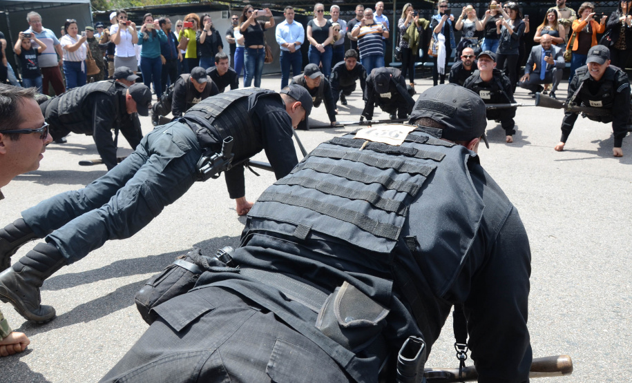 A Polícia Civil do Paraná promoveu uma solenidade de encerramento do 6º Curso de Operações Policiais, nesta sexta-feira (27), nas dependências do Centro de Operações Policiais Especiais. O curso destinado a agentes de segurança pública teve início no dia 2 de setembro com uma turma de 26 alunos. Apenas 15 chegaram ao fim e se formaram, entre eles duas mulheres. Foto: Divulgação/Polícia Civil