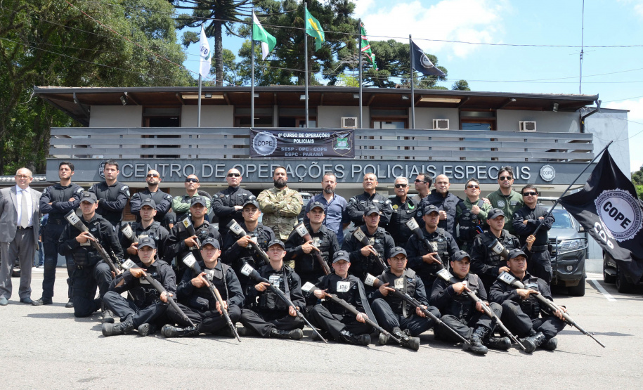 A Polícia Civil do Paraná promoveu uma solenidade de encerramento do 6º Curso de Operações Policiais, nesta sexta-feira (27), nas dependências do Centro de Operações Policiais Especiais. O curso destinado a agentes de segurança pública teve início no dia 2 de setembro com uma turma de 26 alunos. Apenas 15 chegaram ao fim e se formaram, entre eles duas mulheres. Foto: Divulgação/Polícia Civil