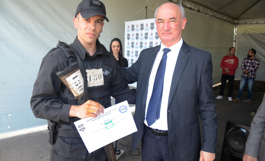 A Polícia Civil do Paraná promoveu uma solenidade de encerramento do 6º Curso de Operações Policiais, nesta sexta-feira (27), nas dependências do Centro de Operações Policiais Especiais. O curso destinado a agentes de segurança pública teve início no dia 2 de setembro com uma turma de 26 alunos. Apenas 15 chegaram ao fim e se formaram, entre eles duas mulheres. Foto: Divulgação/Polícia Civil