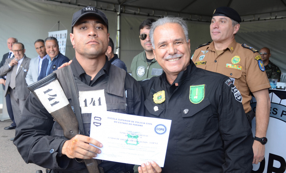 A Polícia Civil do Paraná promoveu uma solenidade de encerramento do 6º Curso de Operações Policiais, nesta sexta-feira (27), nas dependências do Centro de Operações Policiais Especiais. O curso destinado a agentes de segurança pública teve início no dia 2 de setembro com uma turma de 26 alunos. Apenas 15 chegaram ao fim e se formaram, entre eles duas mulheres. Foto: Divulgação/Polícia Civil
