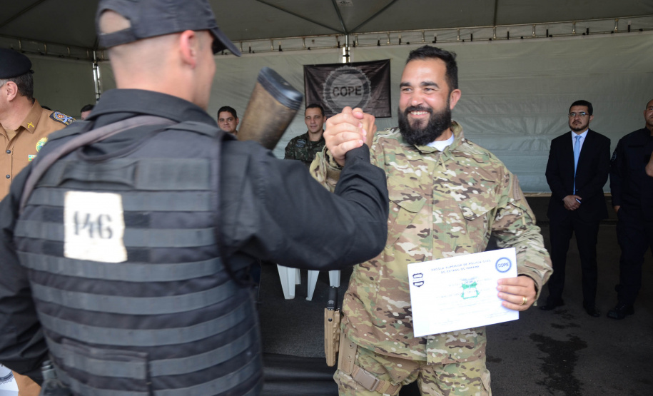 A Polícia Civil do Paraná promoveu uma solenidade de encerramento do 6º Curso de Operações Policiais, nesta sexta-feira (27), nas dependências do Centro de Operações Policiais Especiais. O curso destinado a agentes de segurança pública teve início no dia 2 de setembro com uma turma de 26 alunos. Apenas 15 chegaram ao fim e se formaram, entre eles duas mulheres. Foto: Divulgação/Polícia Civil
