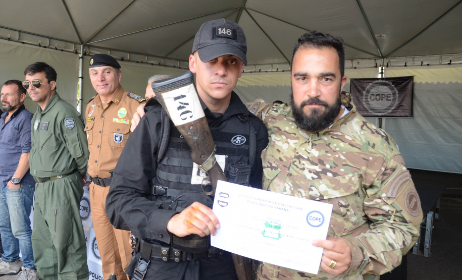 A Polícia Civil do Paraná promoveu uma solenidade de encerramento do 6º Curso de Operações Policiais, nesta sexta-feira (27), nas dependências do Centro de Operações Policiais Especiais. O curso destinado a agentes de segurança pública teve início no dia 2 de setembro com uma turma de 26 alunos. Apenas 15 chegaram ao fim e se formaram, entre eles duas mulheres. Foto: Divulgação/Polícia Civil