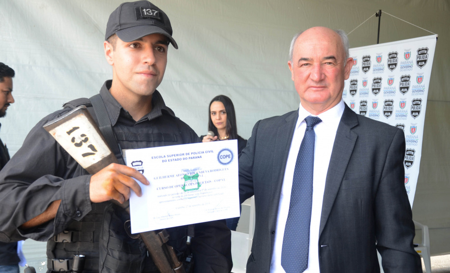 A Polícia Civil do Paraná promoveu uma solenidade de encerramento do 6º Curso de Operações Policiais, nesta sexta-feira (27), nas dependências do Centro de Operações Policiais Especiais. O curso destinado a agentes de segurança pública teve início no dia 2 de setembro com uma turma de 26 alunos. Apenas 15 chegaram ao fim e se formaram, entre eles duas mulheres. Foto: Divulgação/Polícia Civil