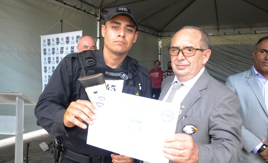 A Polícia Civil do Paraná promoveu uma solenidade de encerramento do 6º Curso de Operações Policiais, nesta sexta-feira (27), nas dependências do Centro de Operações Policiais Especiais. O curso destinado a agentes de segurança pública teve início no dia 2 de setembro com uma turma de 26 alunos. Apenas 15 chegaram ao fim e se formaram, entre eles duas mulheres. Foto: Divulgação/Polícia Civil