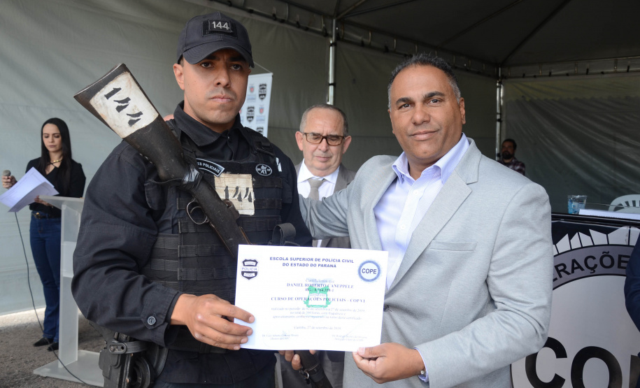 A Polícia Civil do Paraná promoveu uma solenidade de encerramento do 6º Curso de Operações Policiais, nesta sexta-feira (27), nas dependências do Centro de Operações Policiais Especiais. O curso destinado a agentes de segurança pública teve início no dia 2 de setembro com uma turma de 26 alunos. Apenas 15 chegaram ao fim e se formaram, entre eles duas mulheres. Foto: Divulgação/Polícia Civil